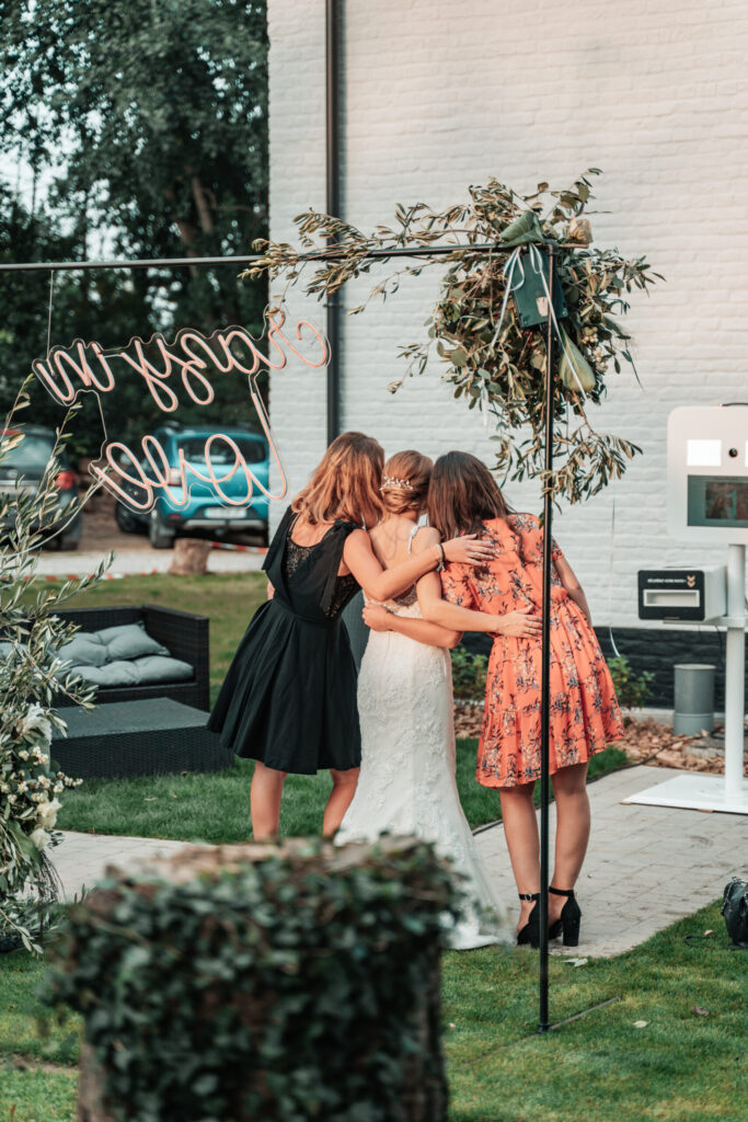 Borne selfies mariage, photobooth, photo, néon, décor fond, cabine photos, animation mariage