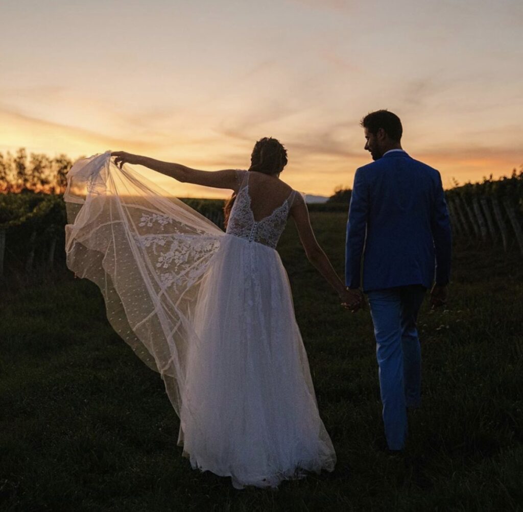 Shooting photo des mariés dans les vignes de la champagne. des noces à la Dolce Vita !