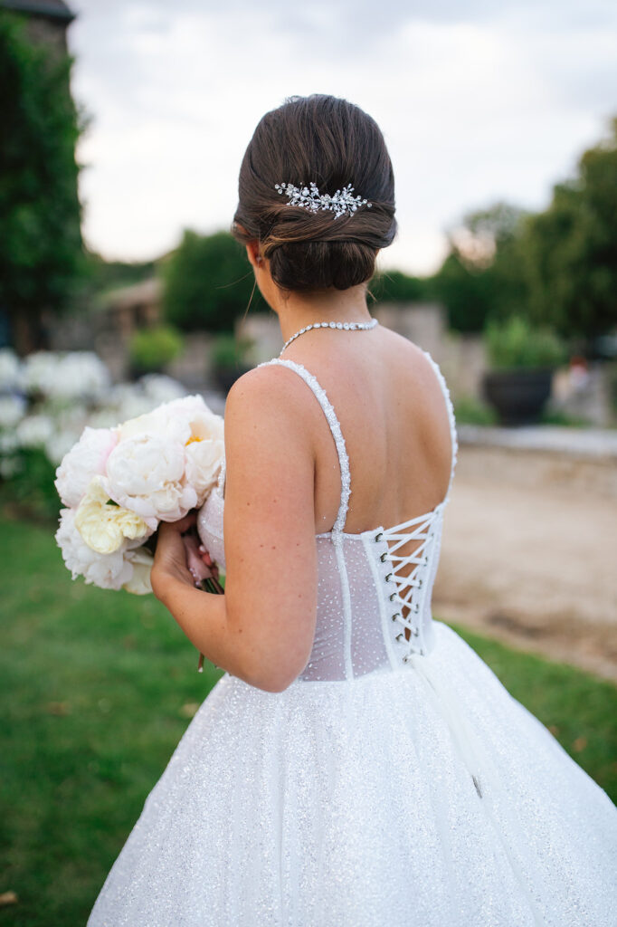 mariés, mariage, mariage en Alpes, Nice, bonheur, robe de mariée, conseils mariage, dernière minute, mariage réussi, wedding planner, photo couple, photo mariés, conseils de dernière minute, coiffure mariée, chignon mariée, bouquet mariée, bouquet de mariage, corset robe de mariée, bijou de cheveux, lingerie mariage invisible, lingerie mariage, lingerie invisible