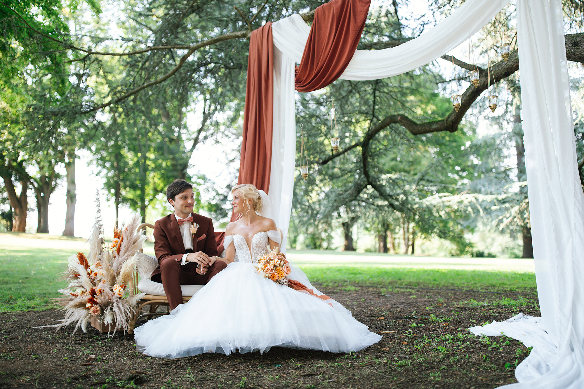 mariés, terra cota, arche, draps, costume coloré, cérémonie, cérémonie laïque