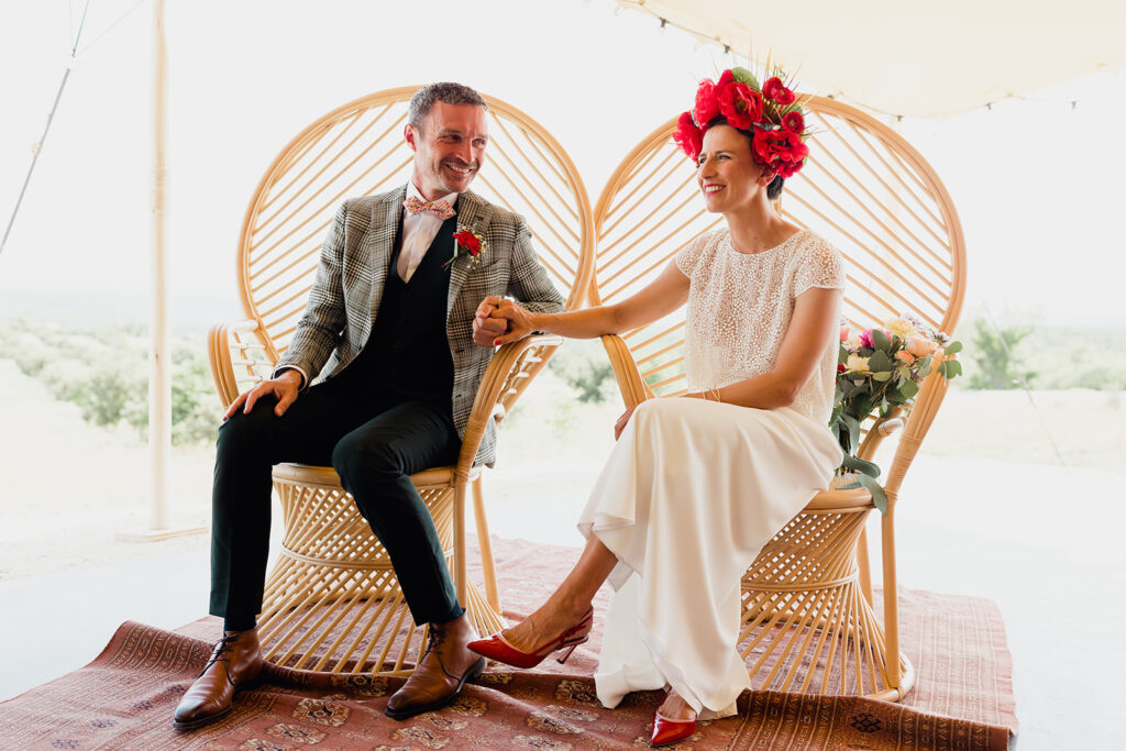 mariage thème bohème chic fauteuil en osier décoration