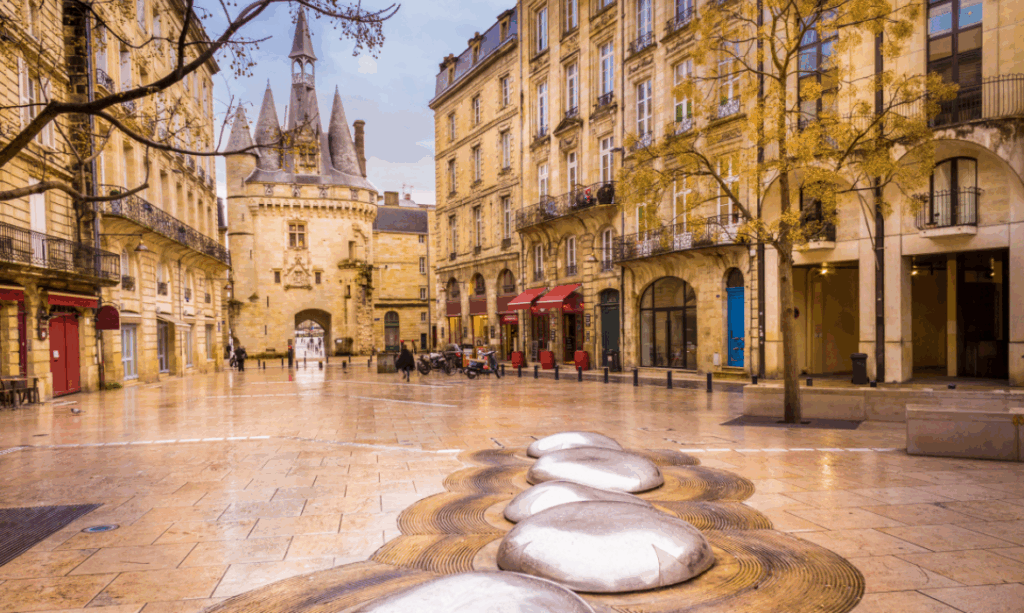 La grosse cloche Bordeaux pour votre séance photo d'engagement, Bordeaux ma ville, organisatrice de mariage bordeaux, organisatrice de mariage gironde, wedding planner bordeaux, wedding planner gironde 