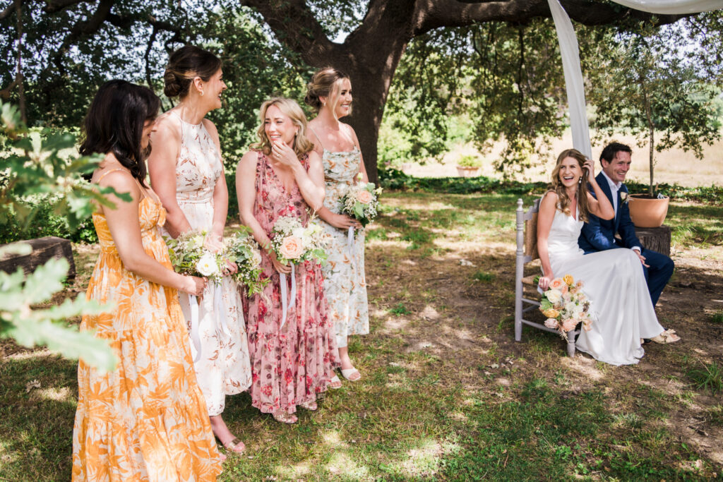 témoins de mariée en robe fleuri, thème original de mariage, tenues idéales pour témoins 