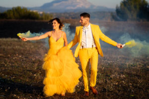 deux mariés en jaune et blanc, wedding, shooting
