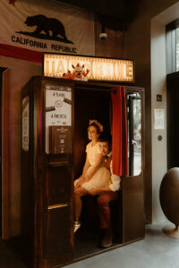 Une cabine photo, mariés, selfie, photo, souvenir, tirage photo, fun, original