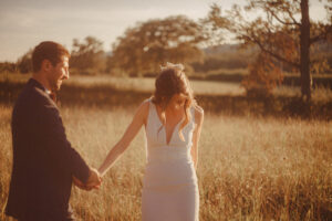 mariage beaujolais, champs, prairie, photo de couple, vintage, mariés, séance photo