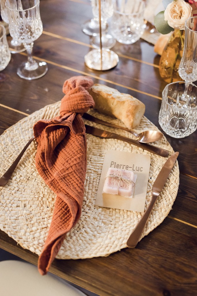 marque-place, cadeaux, invités, serviettes, table, décoration, savon, terracotta