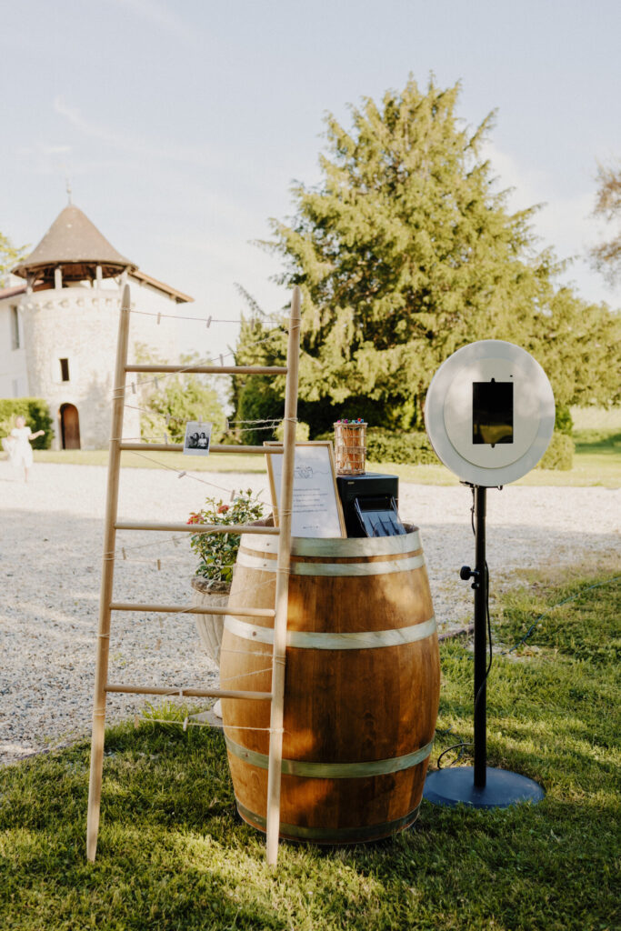 Photobooth champêtre avec tonneau en bois, dans l’esprit élégant des vignes 