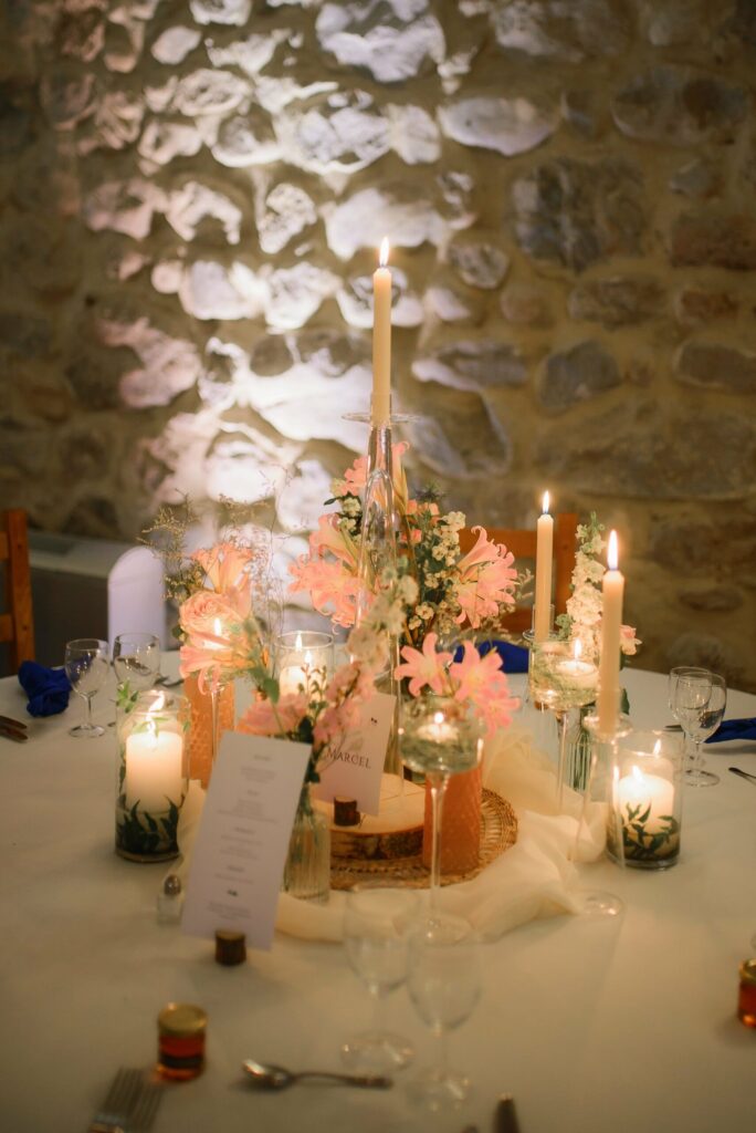 fleurs, cadeaux, confitures, miel, centre de table, nappes, menu, bougies