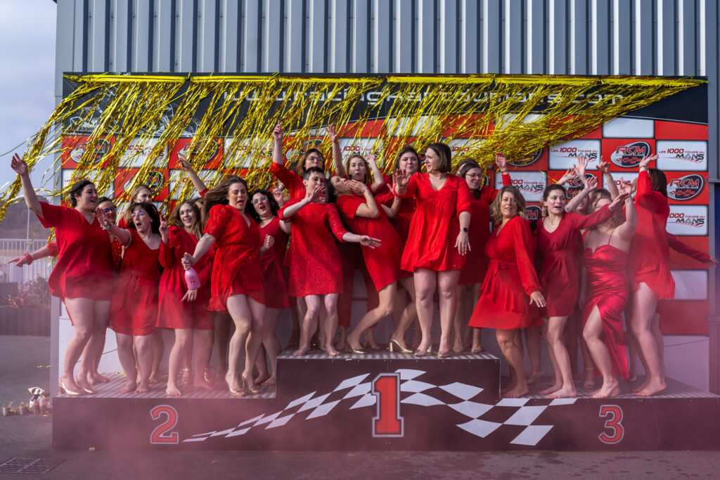 millième mariage, fête fumigènes, red dress, d day wedding planner