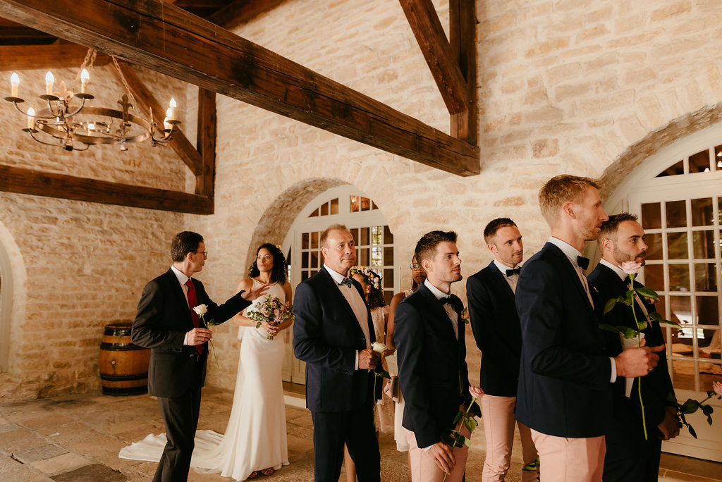 Plan B pour une cérémonie laïque, cortège, mariés, couple, entrée cérémonie, témoins