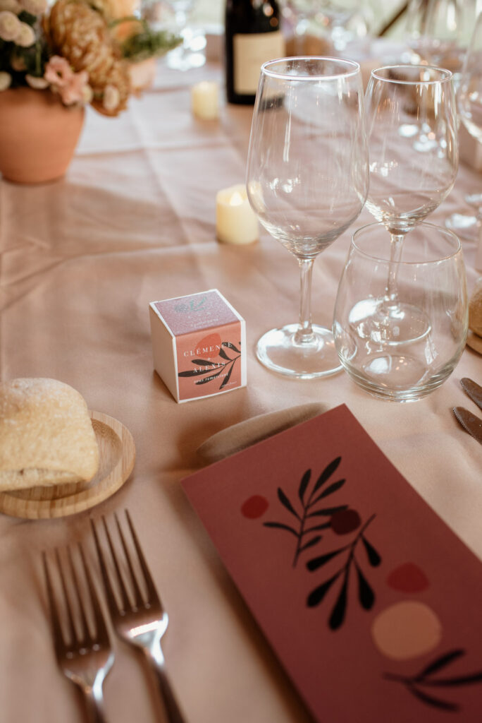 cadeaux, invités, table, menu, nappes, boîtes