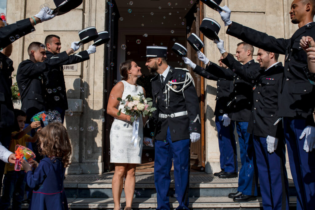 sortie des mariés, mariés, robe blanche, uniforme, haie d'honneur, chapeaux, mariage, sortie, robe courte