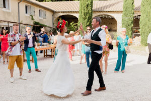 couleurs de mariage, mariage coloré, cérémonie laïque, danse, fleurs,