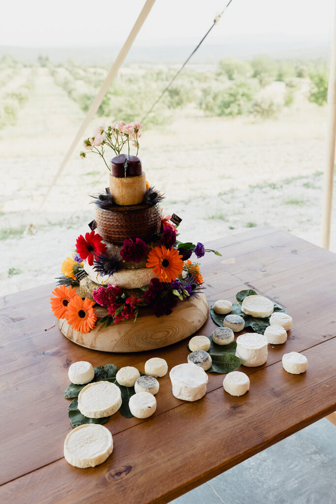 Dessert de mariage, pièce montée de fromage