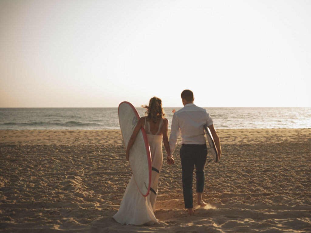 plage trash the dress couple surf