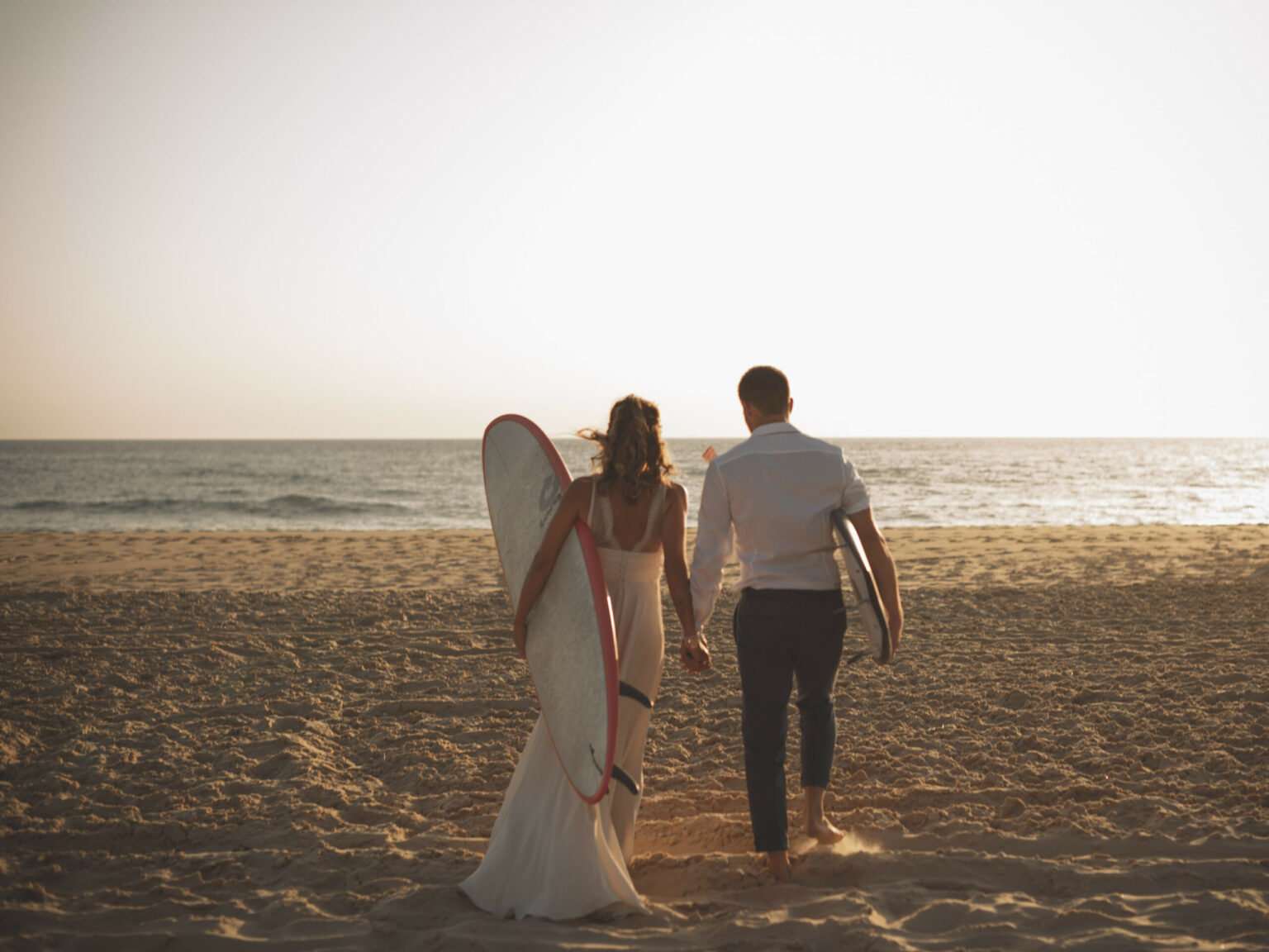 plage trash the dress couple surf