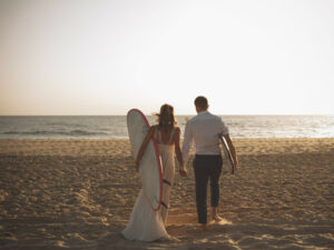 plage trash the dress couple surf