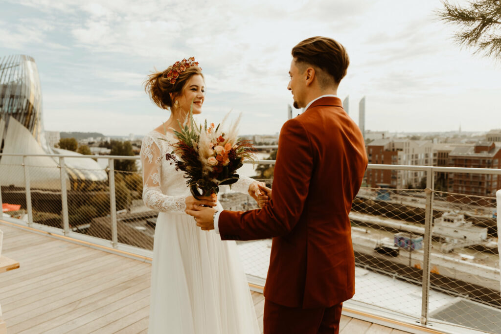 bouquet, bouquet de mariage, bouquet de mariée, fleurs, roses, rose, composition florale, été, mariage, mariage d'été, couples, mariés, mariée, photo de couple, idées, conseils, wedding planner, d day, d day wedding planner, team d day, wedding planner