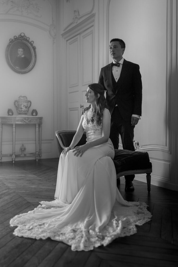 se marier dans un château du Loiret, photo de couple, photo noir et blanc mariage, salons