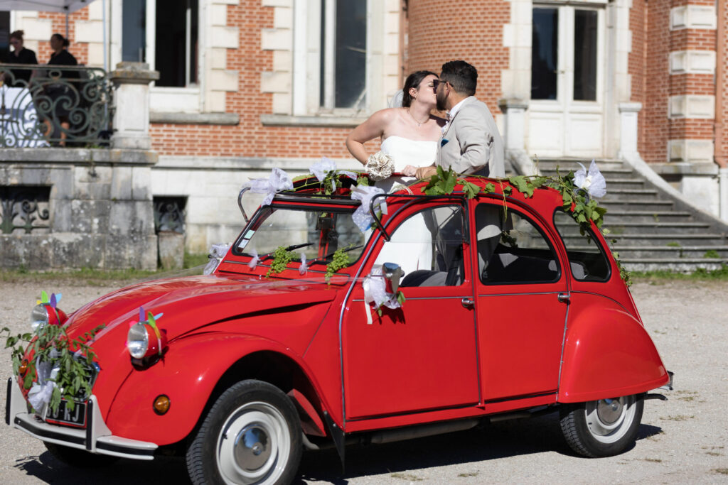 mariage, mariés, couple, costume gris, robe blanche, voiture, rouge, lieu de réception, wedding day, wedding planner