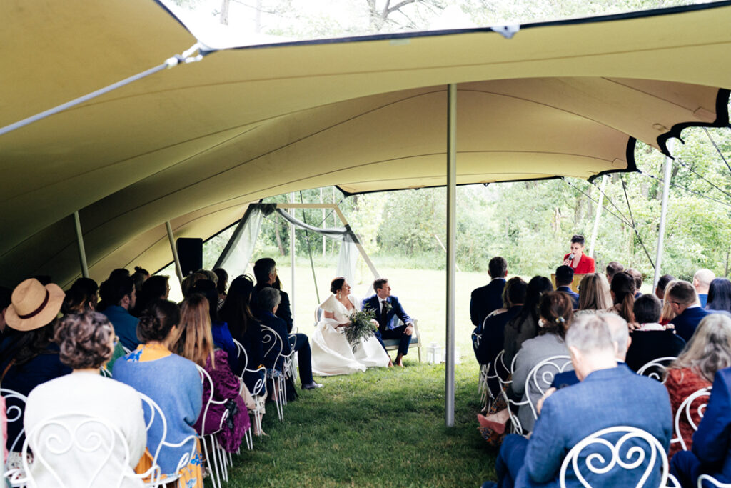 tente nomade, cérémonie laïque, mariés, cérémonie, officiante, officiant, officiante de cérémonie