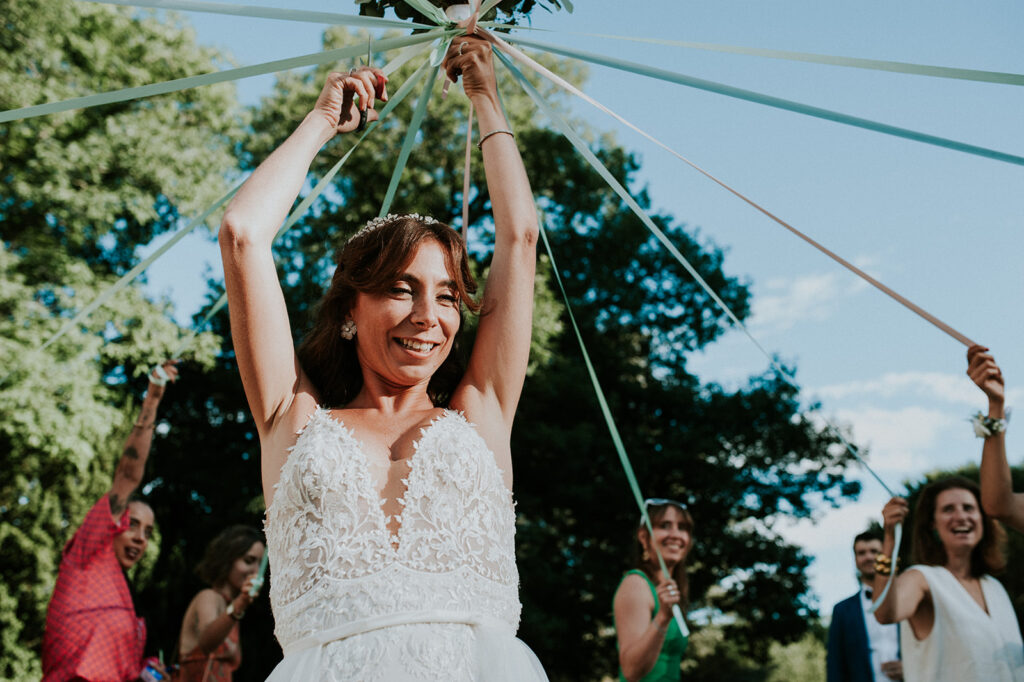 Les différentes alternatives au lancer du bouquet, mariée, rubans, fleurs, robe blanche, invités