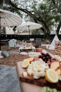 Aménagement d'un espace pique-nique pour les invités, détente et convivialité. Les différentes types de repas pour votre mariage