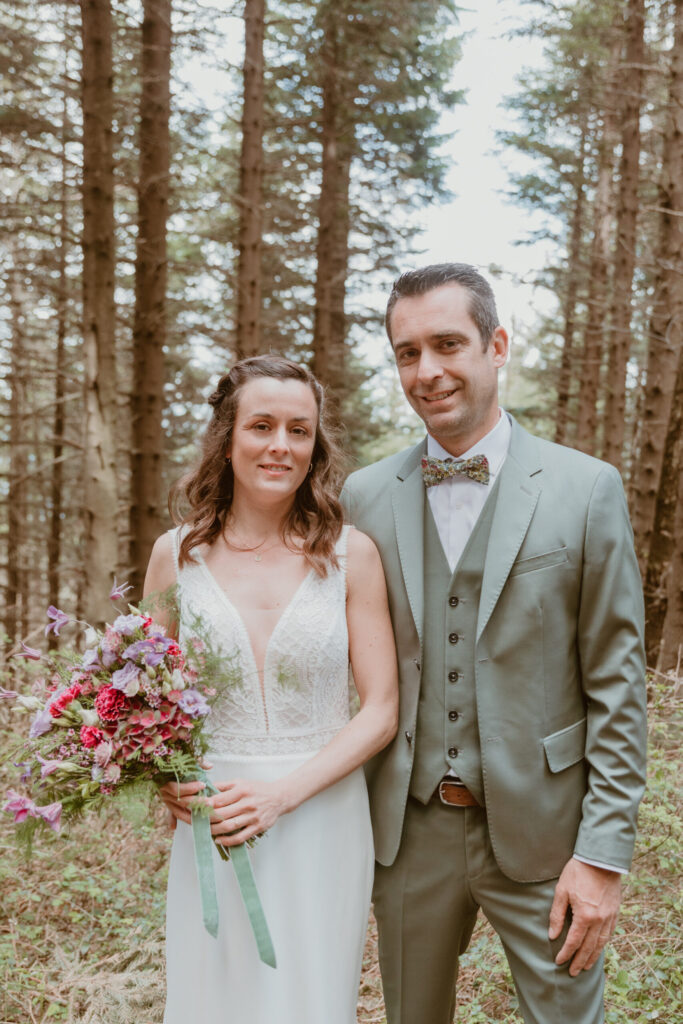 mariage intimiste, fleur, mariés, forêt, La tendance des mariages intimistes en Charente