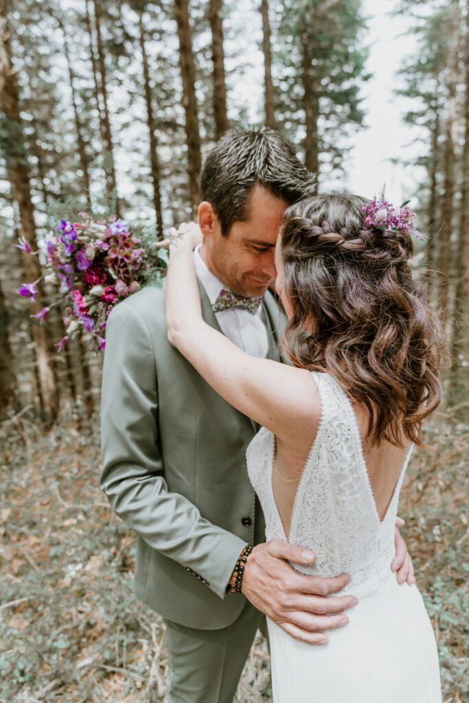 mariage, mariés, photos de couples, robe blanche, costume vert, bouquet, fleurs, coiffure