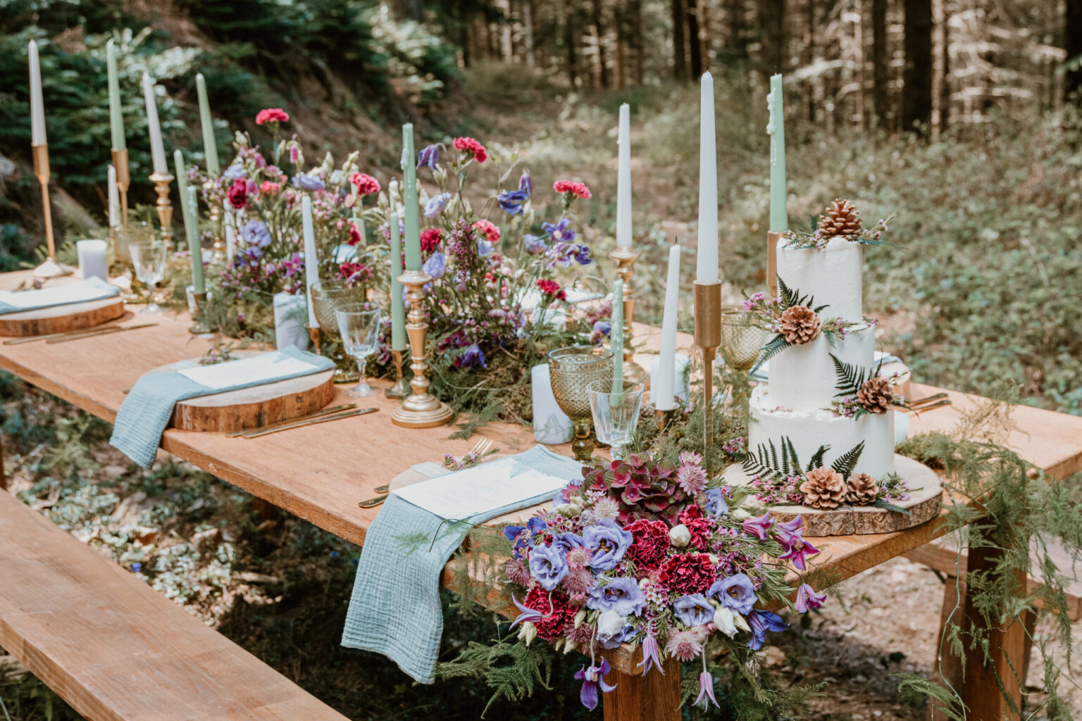 mariage en foret, table d'honneur, table invités, mariage intimiste, table de mariage, wedding cake, bouquet de mariée, fleurs colorés, bougies, wedding planner, décoration, mariage, mariage eco-responsable
