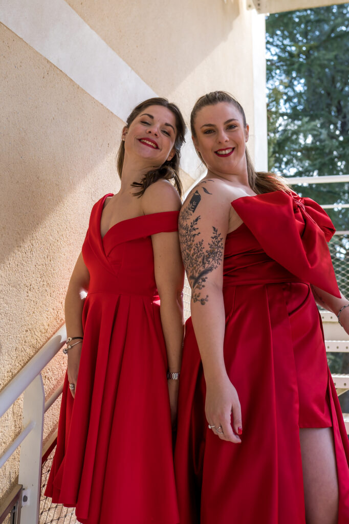 femmes, robe rouge, red dress, mariage, wedding planner, amour, organisation, sourire