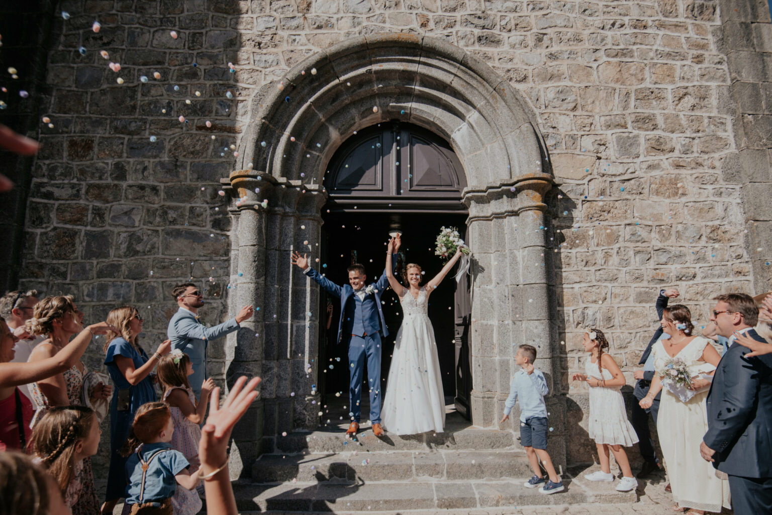 sortie de cérémonie, sortie église, église, mariage religieux, mariés, célébration