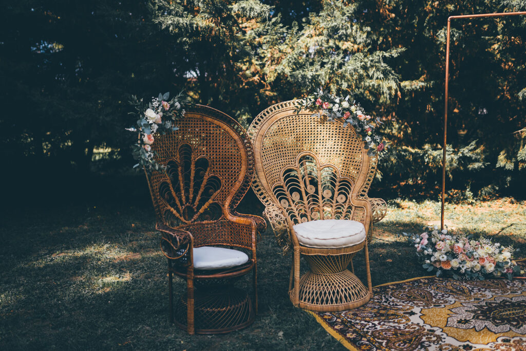 mariage vintage à Dijon, siège emmanuel, assise cérémonie laïque, Votre mariage multiculturel à Niort : une célébration personnalisée