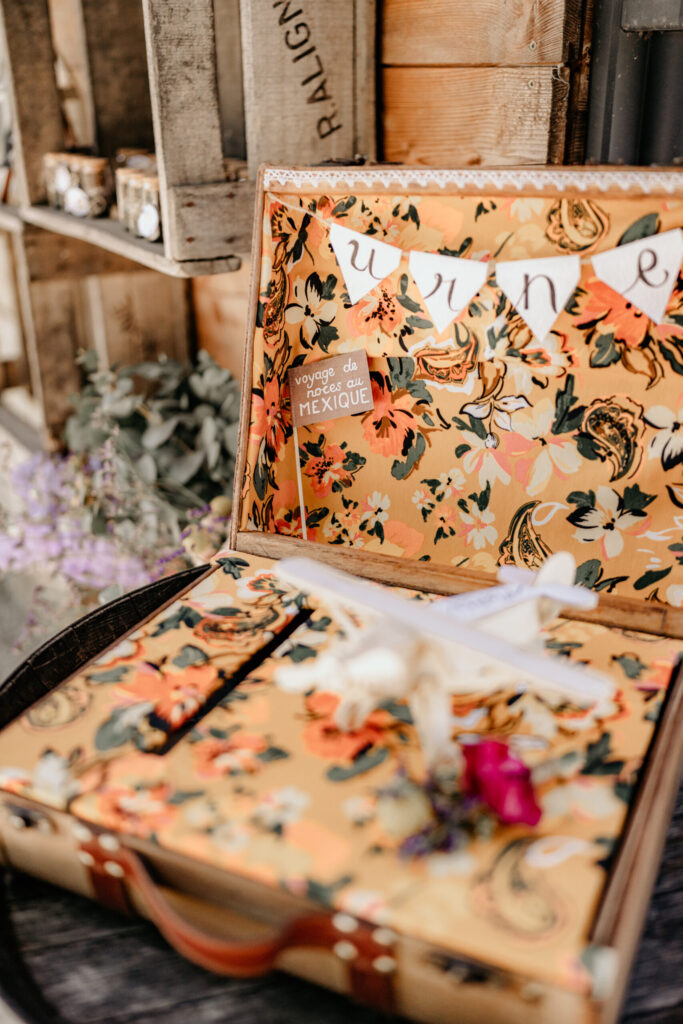 urne, voyage de noces, cadeaux pour les mariés, mallette urne, voyage au Mexique, urne avec avion, urne DIY