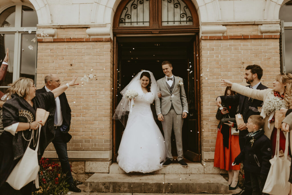 mariés, mariage, cérémonie, sortie de cérémonie, robe blanche, lancer de fin de cérémonie, parvis, invités