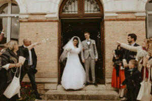 mariés, mariage, cérémonie, sortie de cérémonie, robe blanche, lancer de fin de cérémonie, parvis, invités