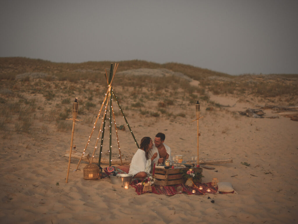 mariage, mariage a la plage, mariage en bord de mer, mariage atypique, mariage romantique, plage, cérémonie laïque, cérémonie sur la plage, diner de mariage, elopment, fiançailles, cocooning