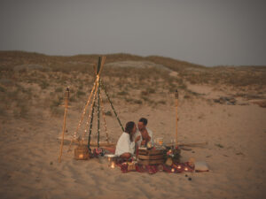 mariage, mariage a la plage, mariage en bord de mer, mariage atypique, mariage romantique, plage, cérémonie laïque, cérémonie sur la plage, diner de mariage, elopment, fiançailles, cocooning, mariage intime, mariage en bord de mer