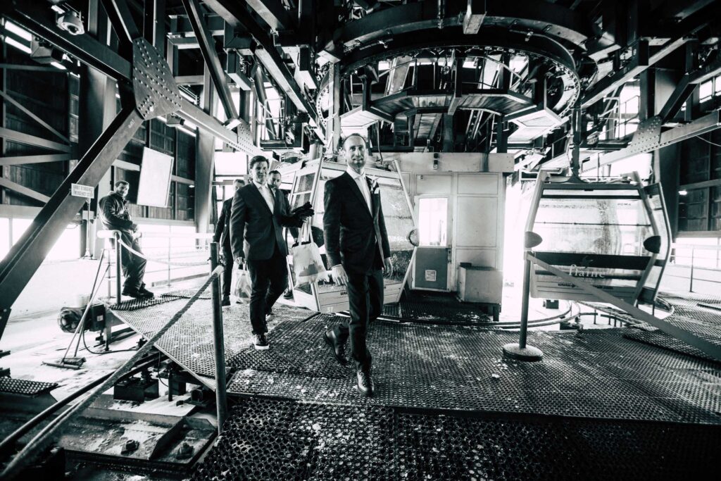 Mariage en hiver, Remontée télécabine, mariage sur les pistes, marié et témoins