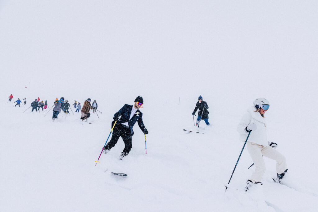 Descente en ski, ski, invités, mariage original, mariage en hiver, mariage sous la neige, mariage en montagne, mariage sur les pistes