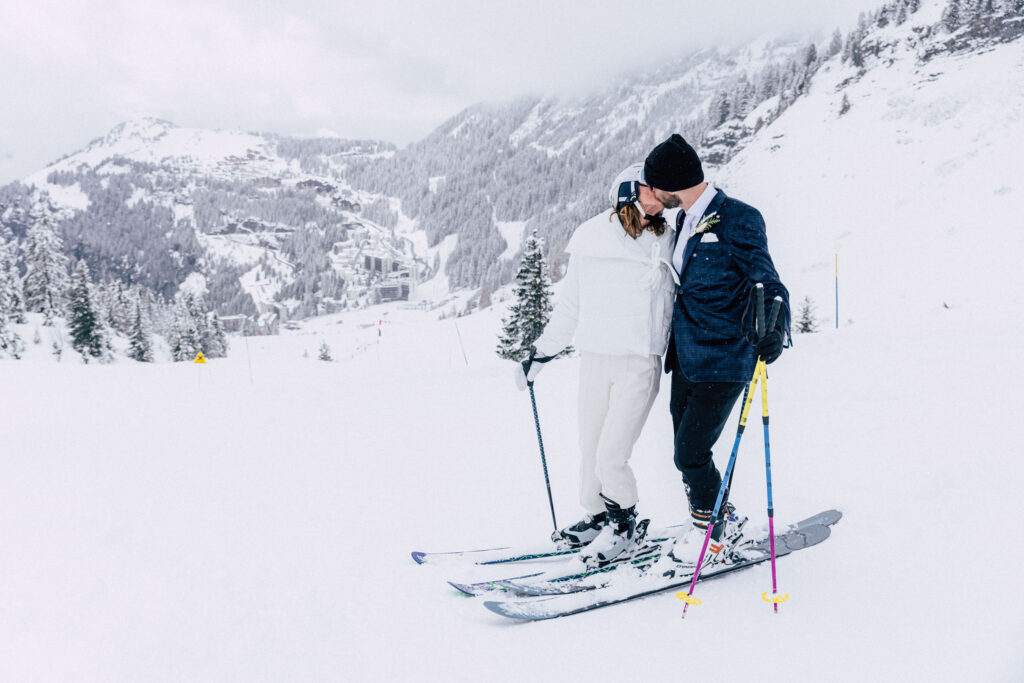 Photo de couple, mariage à ski, ski, mariage en hiver, mariage sur les pistes, mariage sous la neige, mariage en montagne
