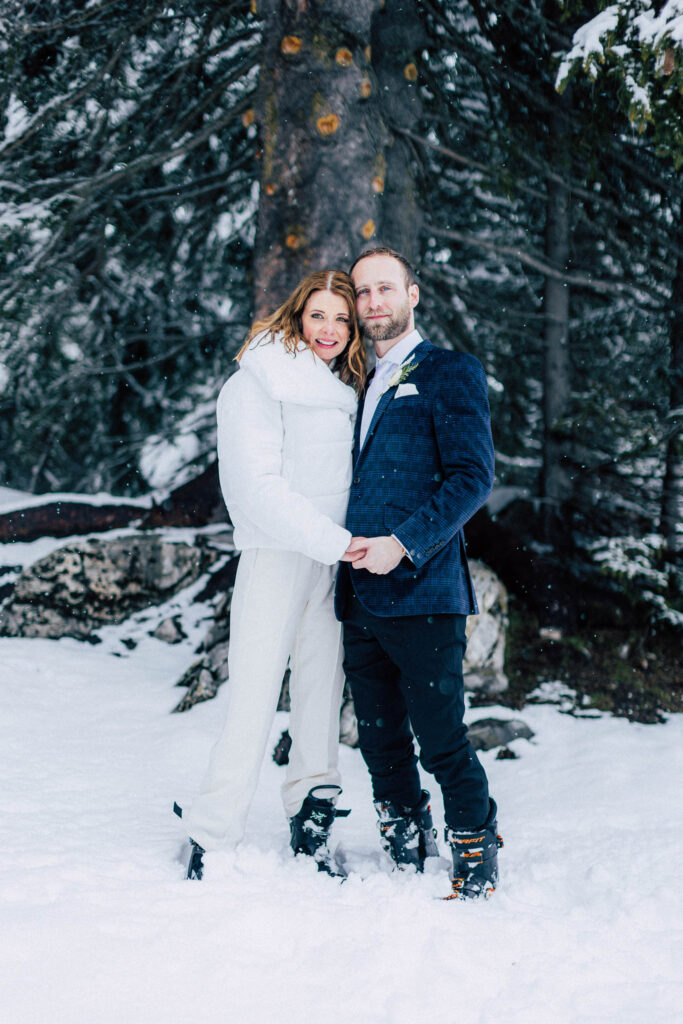 Photo de couple, Mariage sur les pistes, mariage sous la neige, mariage en hiver, photo de couple en hiver, mariage en montagne
