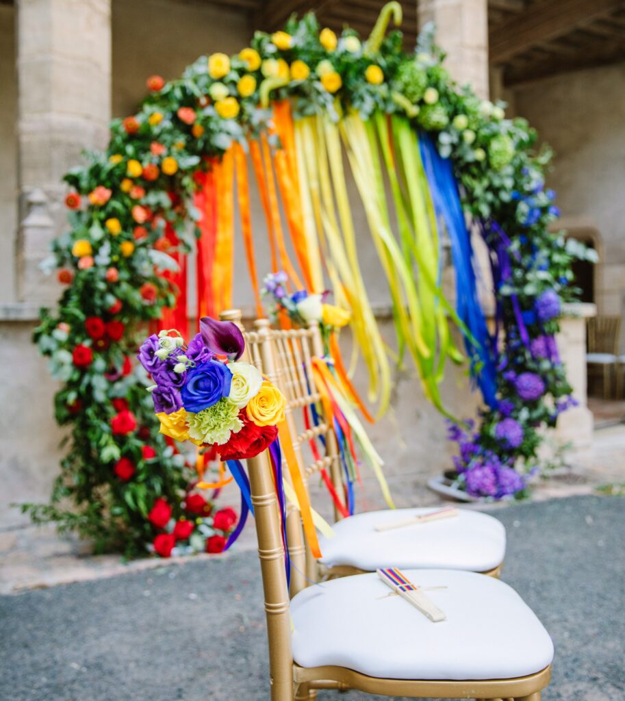 Mariage arc-en-ciel, multicolore, arche, décoration, fleurs, arche colorée, chaises