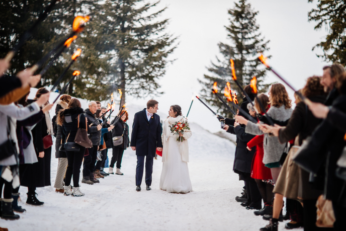 Invités, entrée des mariés, mariage en hiver, mariage sous la neige, mariage sur les pistes, mariage en montagne