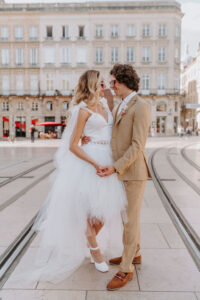 robe de mariée, costume beige, lunettes de soleil, boutonnière, tram, mariage urbain, mariage en ville