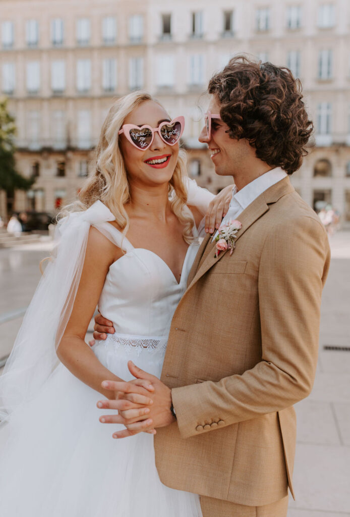 photo de couple, robe de mariée, costume beige, fleurs, lunettes roses, lunettes, pink, rose, heureux, tram