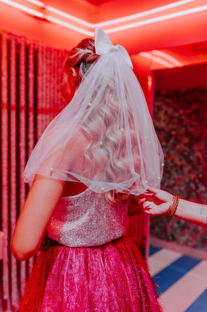 tenue de mariée, voilette, tenue de soirée, mariée, bride to be, changement de tenue, jupe rose