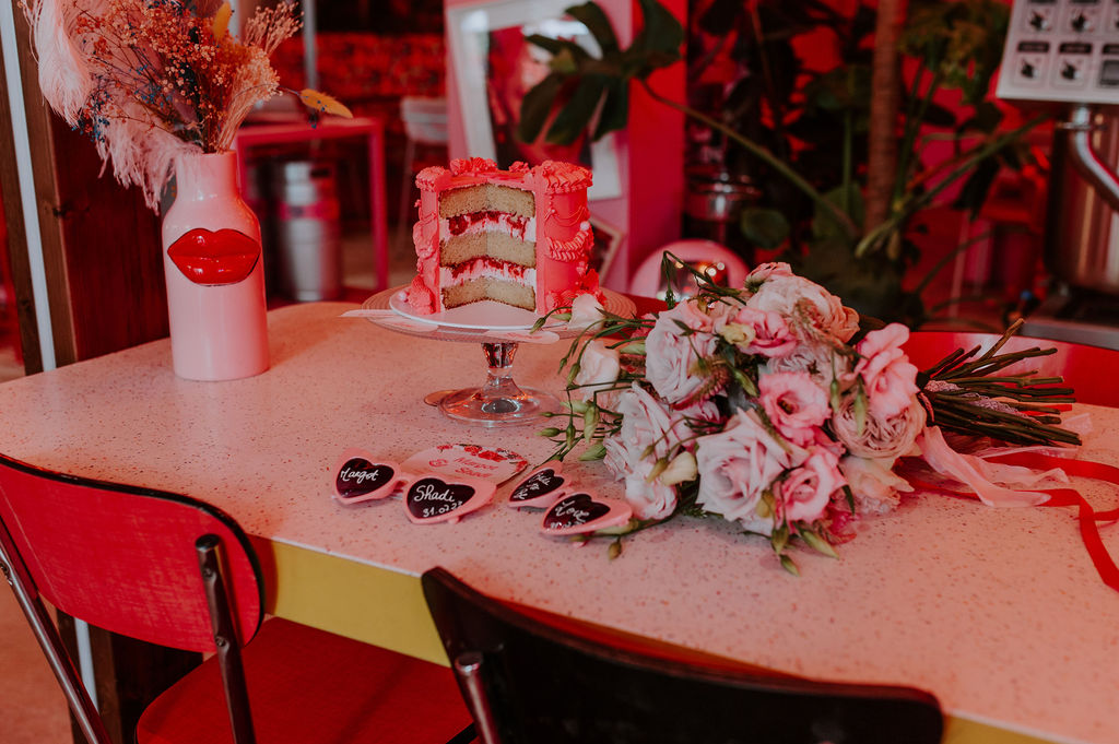 détail, fleurs, bouquet, bouquet de mariée, wedding cake, gateau de mariage, lunettes roses, lunette