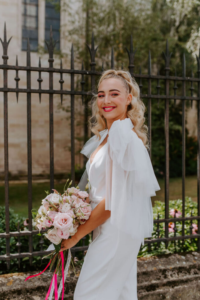 mariée, combinaison, cape, tenue de mariée, bouquet de mariée, fleurs, rose, pink, bouquet